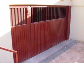 Cerramé puerta basculante roja